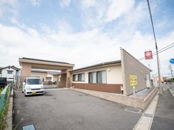 広々とした施設の外観