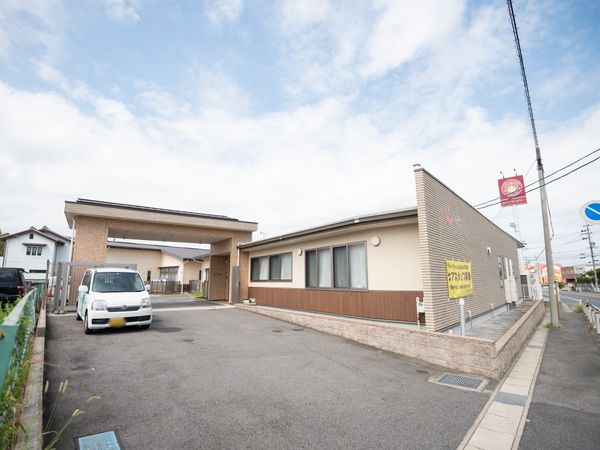 広々とした施設の外観