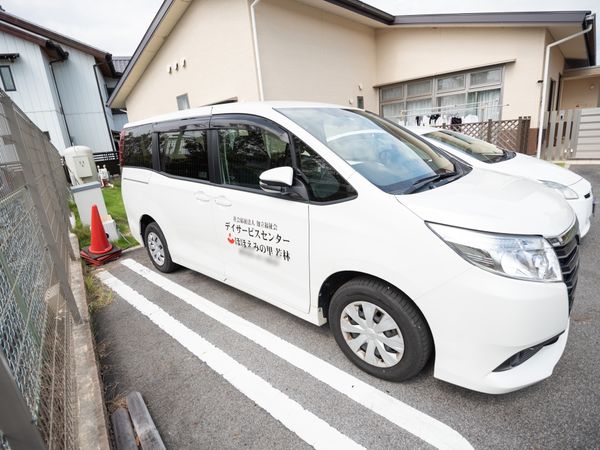 送迎車と施設外観