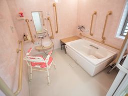 バリアフリーの明るい浴室