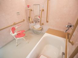 バリアフリー設計の浴室