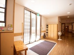 明るいエントランスの様子