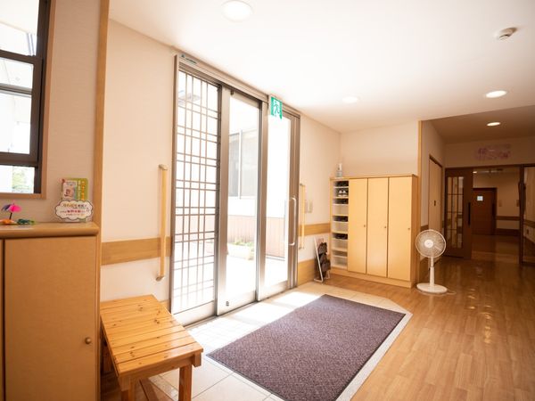 明るいエントランスの様子