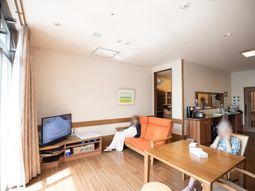 共有スペースの明るい居室