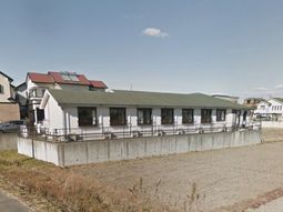 一階建ての白い建物