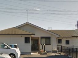明るい外観の建物正面