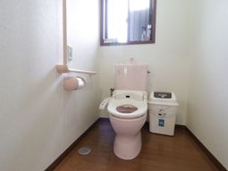 バリアフリー設計のトイレ