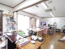 活動風景のある明るい部屋