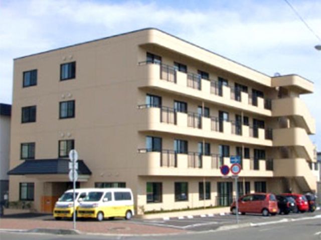 車椅子に優しい外観 外観 車椅子の利用に配慮された広い入り口を持つ建物です。シンプルで機能的なデザインが特徴です。