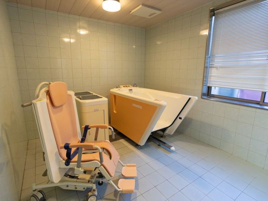 介護用浴槽の浴室