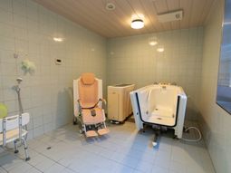安全な入浴設備の浴室
