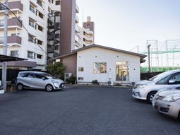 駐車場の建物外観