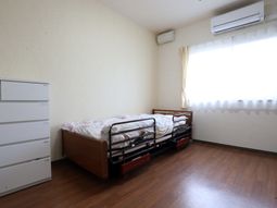 明るい個室の居室