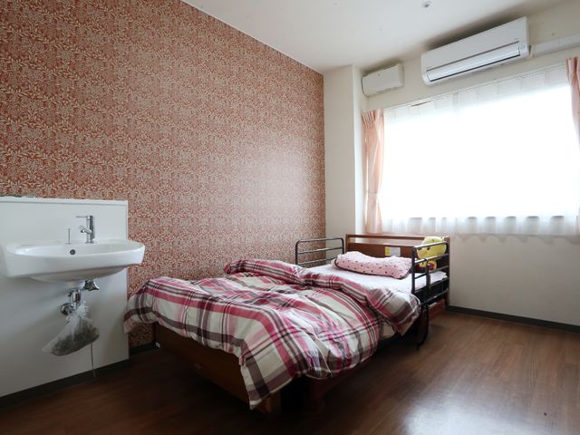 手洗い付きの居室 部屋2 窓から自然光が差し込む居室は、清潔感があり、手洗い設備も整っておりますので、快適な生活をサポートします。