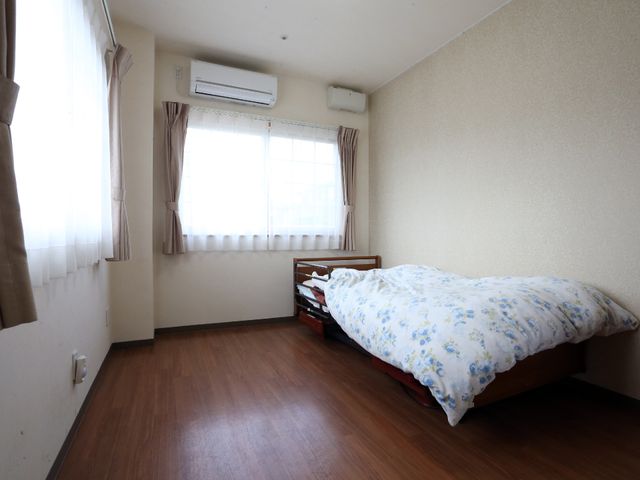 明るい個室の居室 部屋3 ゆったりとした空間の個室です。自然の光が差し込む窓と、広々とした床が快適な日常生活を支えます。