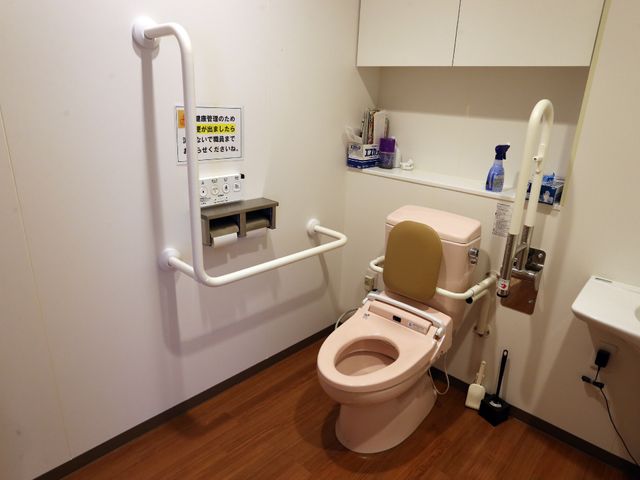 バリアフリートイレ設備 トイレ 安全に配慮されたトイレは、手すり付きで利便性が高く設計されております。安心してお使いいただける空間です。