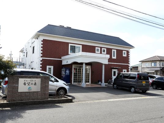 赤レンガ造りの建物エントランス