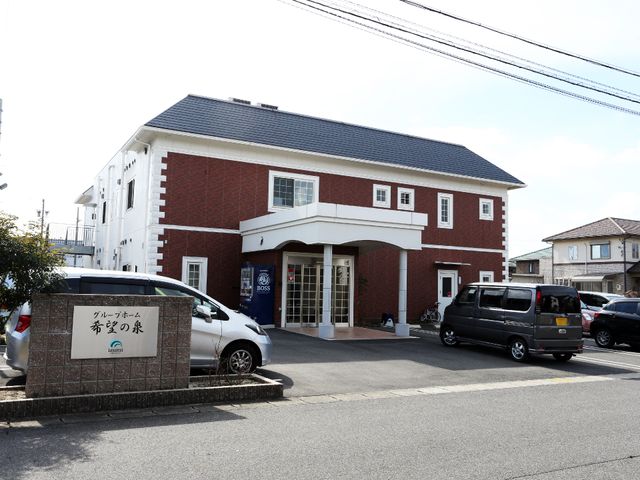 赤レンガ造りの建物エントランス 外観2 赤レンガ造りで落ち着いた雰囲気のエントランスです。来訪時には、快適であたたかい迎えを実感できるでしょう。