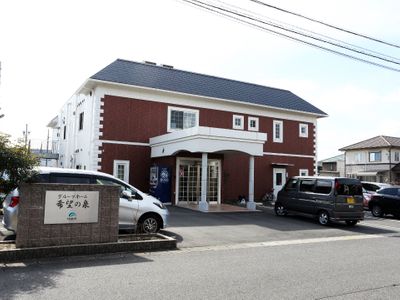 赤レンガ造りの建物エントランス