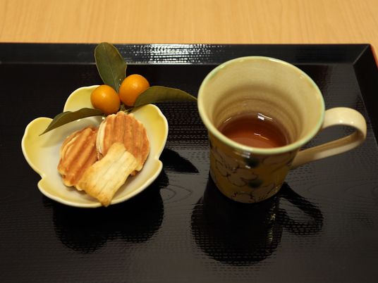 お茶とお菓子の盛り合わせ