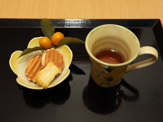 お茶とお菓子の盛り合わせ お茶 お客様をおもてなしする心づかいが光る、暖かい雰囲気のテーブルセッティングです。お仕事を通じて、細やかな配慮を学べる環境があります。