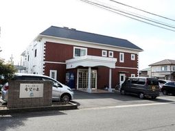 明るい外観の建物