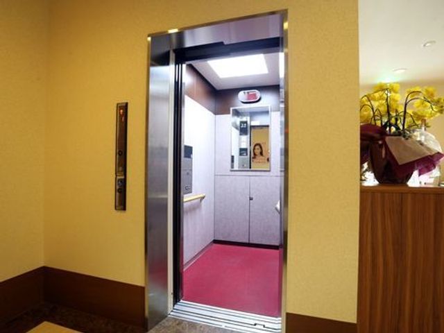 開いたエレベーターのドア エレベーター すぐにご利用いただける開放的なエレベーターです。ご高齢の方や車椅子の方も快適に移動できる設計となっています。