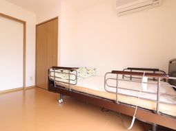 明るい居室のベッド