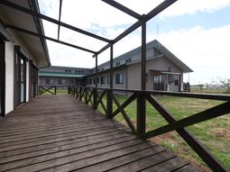 広々とした施設のデッキ