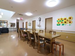 明るい食堂の様子