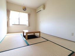 明るい和室の居室空間