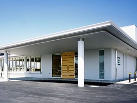 明るい外観の建物  