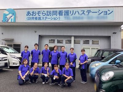 看板前に集まる人々