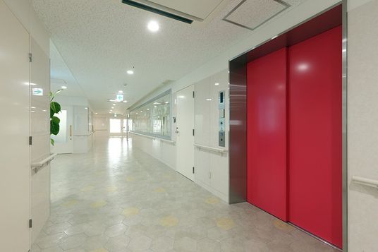 赤いエレベーターの廊下
