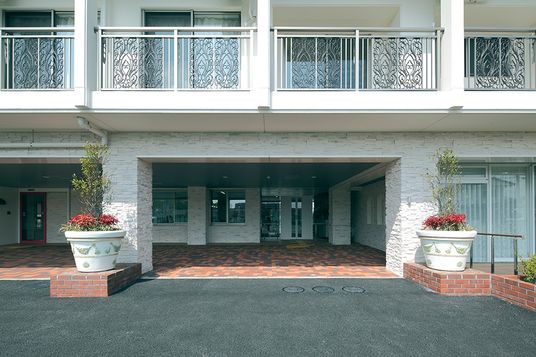 モダンな入口の外観