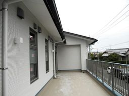白壁の建物のバルコニー