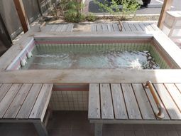 手すり付きの明るい浴室