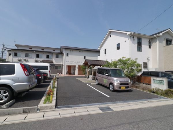 明るい施設の外観