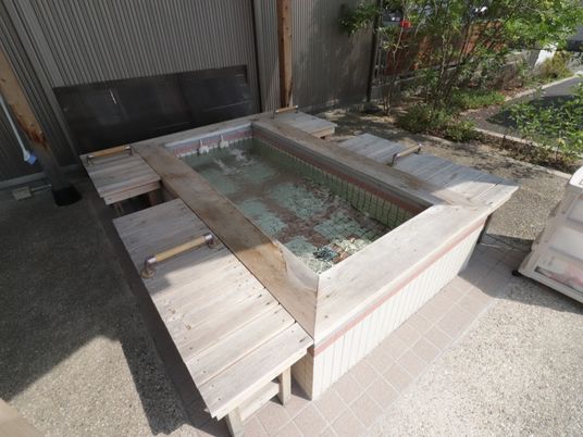 屋外の木製ベンチ
