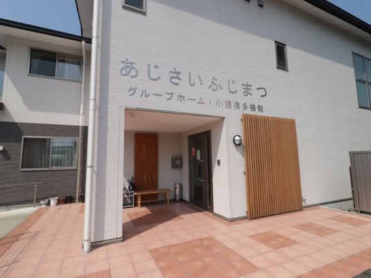建物の外観とエントランス