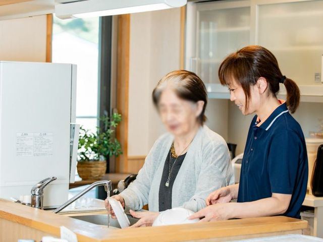 キッチン キッチン 広々としたキッチンは、明るい自然光が差し込む心地よい空間になっています。