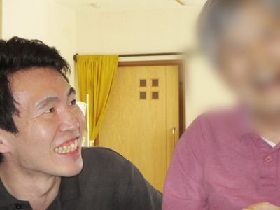 笑顔のスタッフと利用者の様子