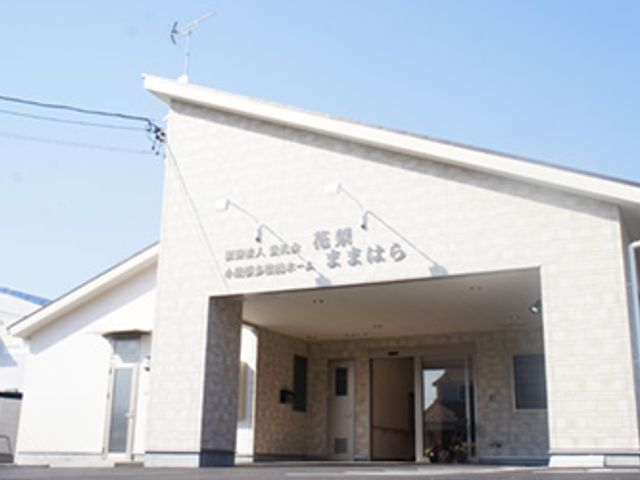 明るい建物の外観 外観 清潔感あふれるエントランスを備えた、快適な職場環境です。