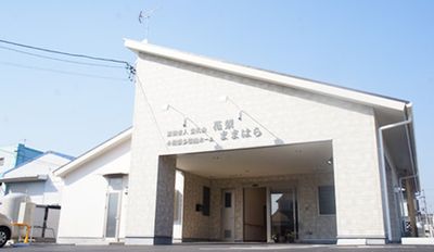 明るい建物の外観