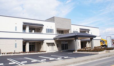 落ち着いた外観の建物