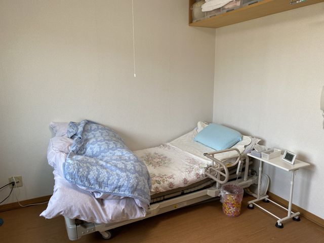 居心地のよい居室 居室 ゆったりとしたベッドが配置され、必要な物が手の届く範囲に整えられた快適な居室です。