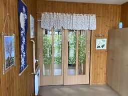 明るい和室の窓辺