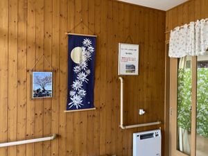 木目調廊下の優しい雰囲気