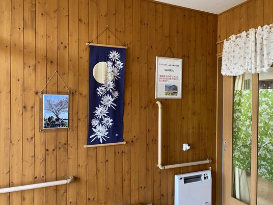 木目調廊下の優しい雰囲気