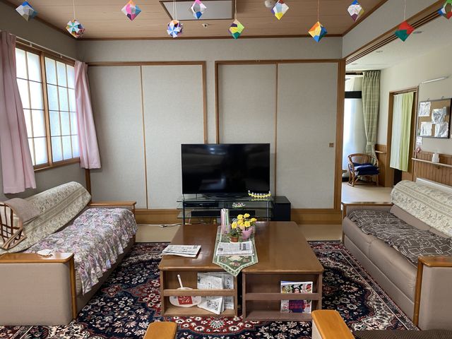 和やかな雰囲気の居室 居室 ゆったりとくつろげる居室です。和室風の装飾が施された心安らぐ空間で、日々の暮らしをお送りいただけます。